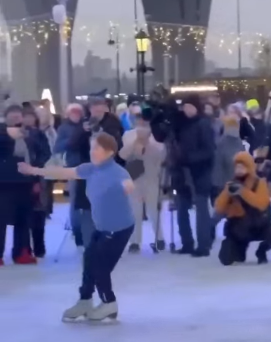 😊На берегу Финского залива в Санкт-Петербурге каток открыла шестикратная чемпионка СССР фигуристка Тамара Москвина. Ей сейчас 83 года⁠⁠